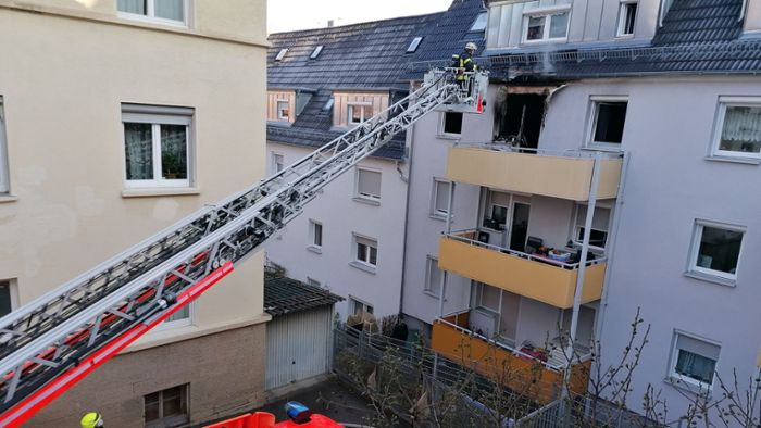 Wohnungsbrand in Stuttgart-Süd: Feuerwehr entdeckt Leiche und rettet 88-Jährigen aus Wohnung