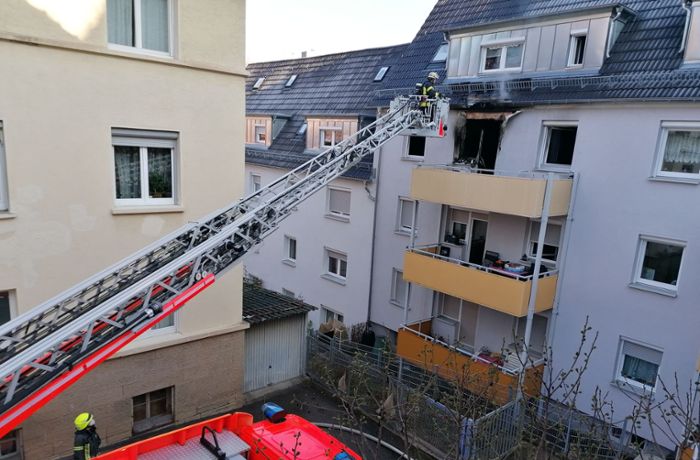 Wohnungsbrand in Stuttgart-Süd: Feuerwehr entdeckt Leiche und rettet 88-Jährigen aus Wohnung