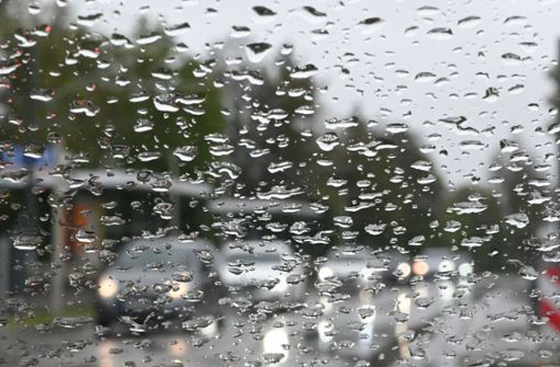 Gerade mal eine Woche ist es her: Regentropfen sammeln sich am 25. April 2023 auf einer Scheibe eines Fahrzeugs an einer viel  befahrenen Straße in Stuttgart. Foto: dpa/Bernd Weißbrod