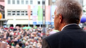 Ministerpräsident Winfried Kretschmann beantwortet auf dem Stuttgarter Marktplatz Fragen von Bürgern. Foto: Beytekin