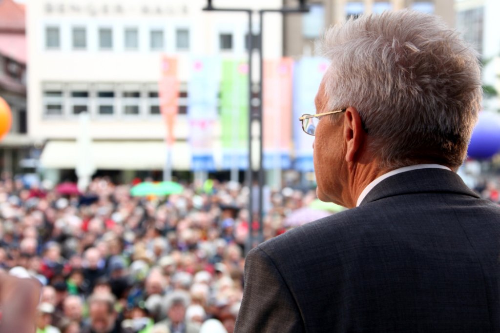 Ministerpräsident Winfried Kretschmann beantwortet auf dem Stuttgarter Marktplatz Fragen von Bürgern. Foto: Beytekin