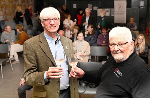 Birger Laing (links) und    Edgar Maurer von den  Marbacher Weingärtnern stoßen auf Schiller und Goethe an. Foto: Werner Kuhnle