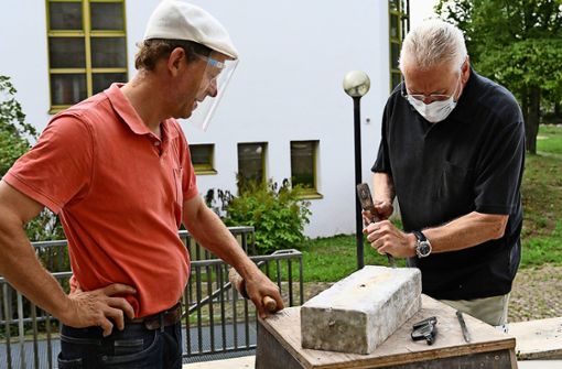 Uli Gsell (links) zeigt, wie’s geht: Der Bildhauer leitete einen Workshop der Städtische Galerie. Foto:  