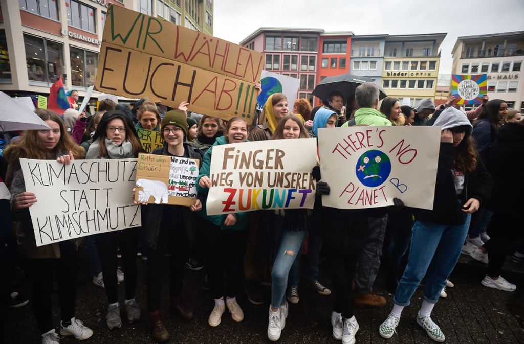 „Finger weg von unserer Zukunft“: In Stuttgart demonstrieren Schüler für den Klimaschutz.