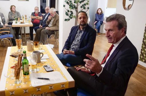 Markus Klohr (Zweiter von rechts) und  Günther Oettinger (vorne) im Adler Foto: / Granville