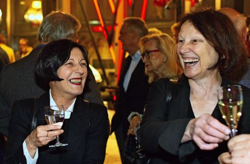 Die Nobelpreisträgerin Herta Müller spricht mit der Leiterin der Esslinger Stadtbücherei, Gudrun Fuchs. Foto: Horst Rudel