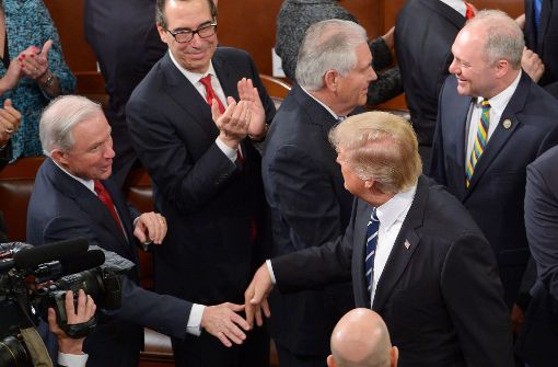 Jeff Sessions (links) und Donald Trump im Kongress: Der US-Präsident Trump hat sich seinem Justizminister volles Vertrauen – trotz Russland-Affäre – ausgesprochen. Foto: AFP
