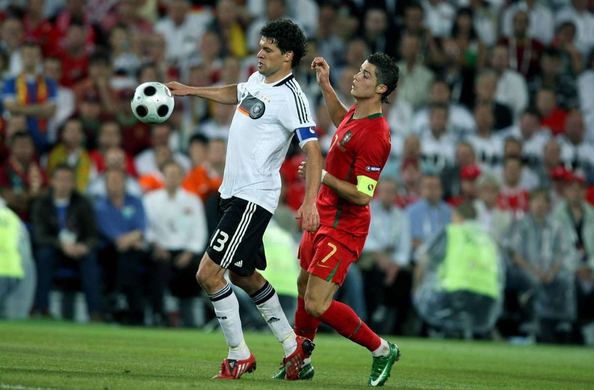 Das Viertelfinale der EM 2008: Michael Ballack (links) behauptet den Ball gegen Cristiano Ronaldo.