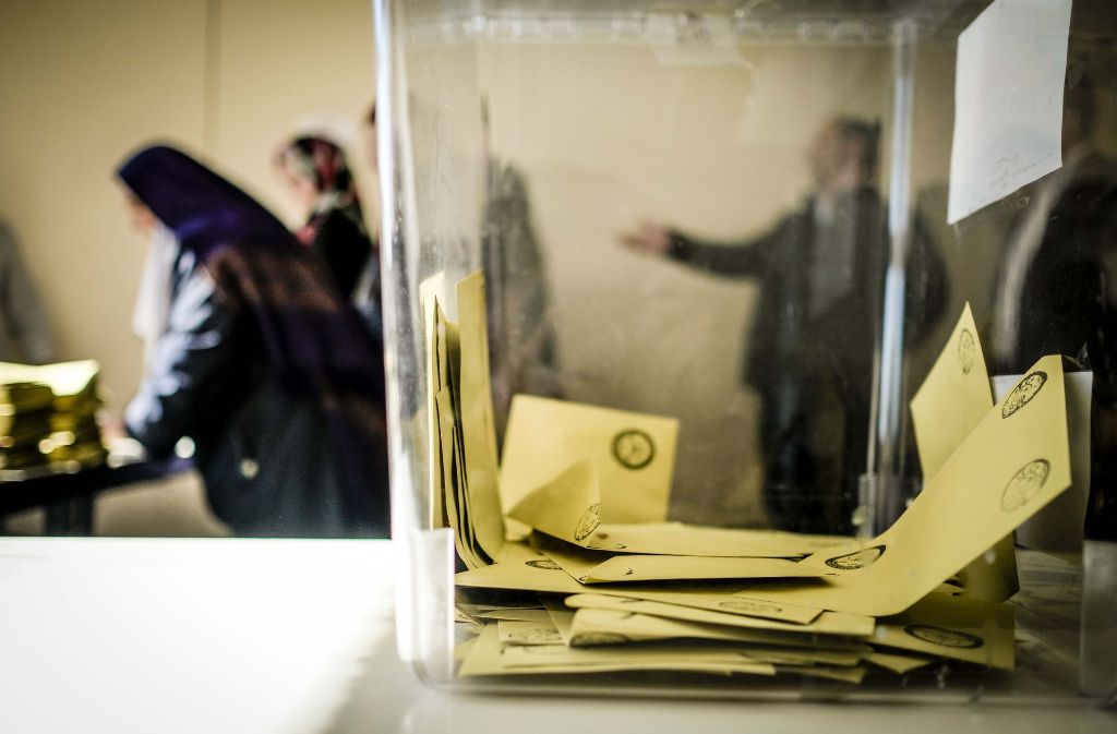 Nach dem Ende der zweiwöchigen Abstimmungszeit werden die Wahlurnen in die Türkei gebracht und die Stimmen dort gezählt.