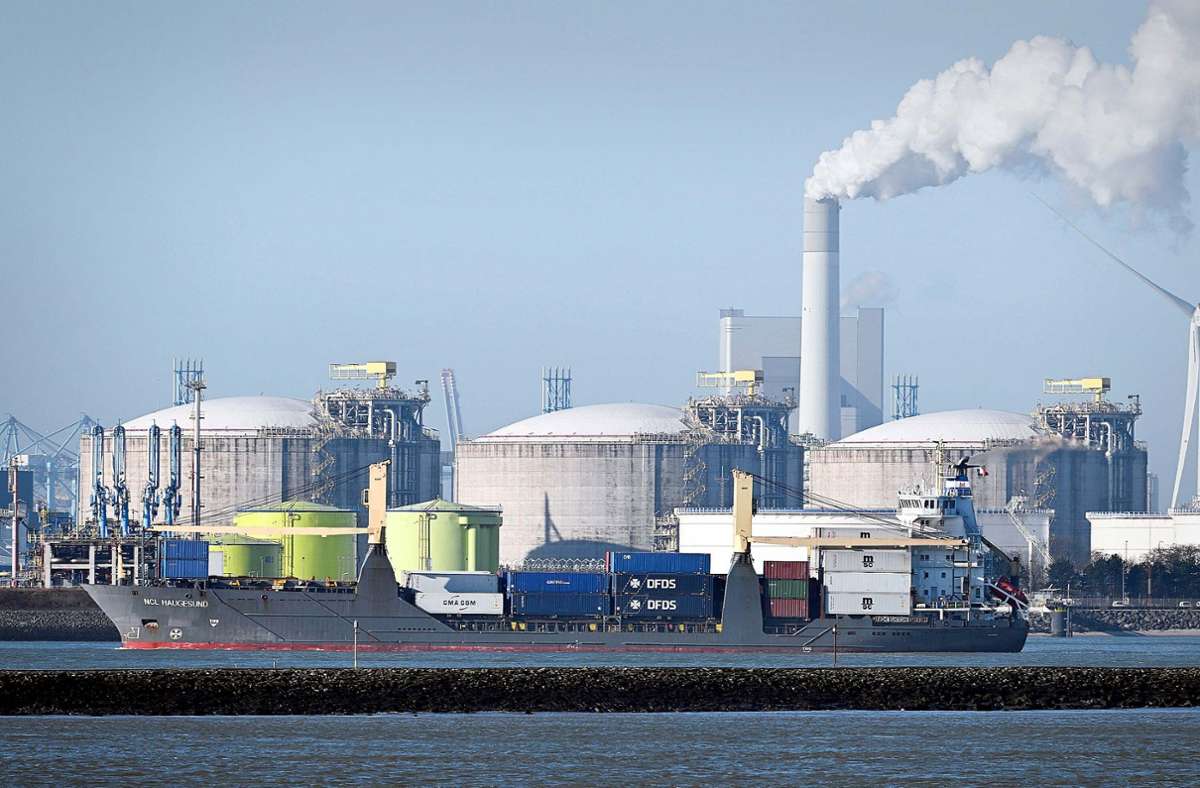 Der Weltmarktpreis für Flüssiggas – hier ein Importterminal dafür im Hafen von Rotterdam – soll eine entscheidende Rolle beim Gaspreisdeckel der EU spielen. Foto: dpa/Federico Gambarini