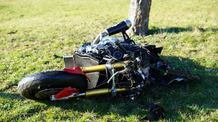 Motorradfahrer wird von Rettungshubschrauber abtransportiert