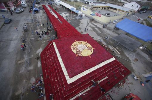 Etwa 1500 Personen halfen beim Bau der Rosenpyramide, indem sie durchschnittlich 16 Stunden pro Tag arbeiteten. Foto: AP