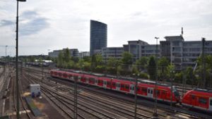 Bahnhof in Stuttgart-Vaihingen: 51-Jähriger mit Bierflasche beworfen – Zeugen gesucht