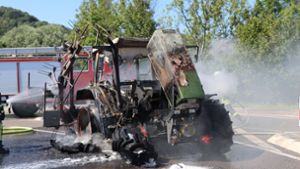 Traktorgespann fängt Feuer – Gaffer gefährden Verkehr