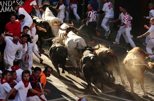 In Pamplona werden bei den traditionellen Samfermines die Stiere durch enge Gassen gehetzt. Foto: dpa