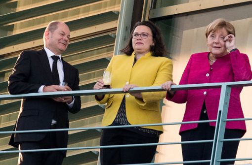 Werden Frauen in Führungspositionen anders behandelt als Männer? Olaf Scholz (SPD), Andrea Nahles (SPD) und  Angela Merkel (CDU) auf einem Balkon des Bundeskanzleramts. Foto: dpa