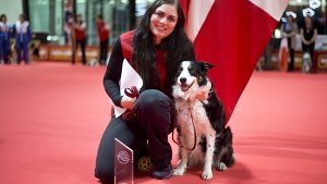 Stolze Sieger der Dogdance-EM in Stuttgart: Anja Christiansen und Hündin Queeny Foto: dpa
