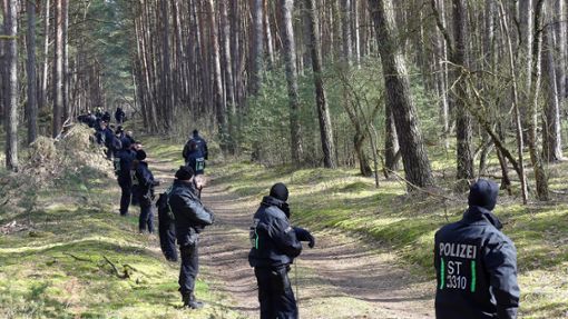 Zahlreiche Einsatzkräfte der Polizei durchsuchen im Vermisstenfall Inga erneut ein Gebiet im Landkreis Stendal. Foto: Florian Voigt/dpa-Zentralbild/dpa