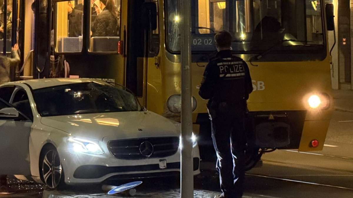 Unfall in Stuttgart-West - Stadtbahn rammt Mercedes – zwei Verletzte