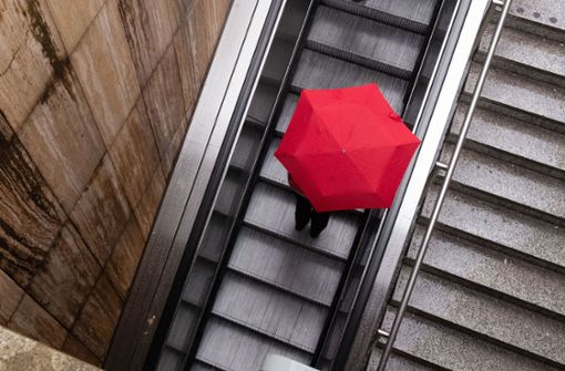 Wer auf Nummer sicher gehen will, hat diese Woche lieber einen Regenschirm griffbereit. (Symbolfoto) Foto: dpa/Marijan Murat