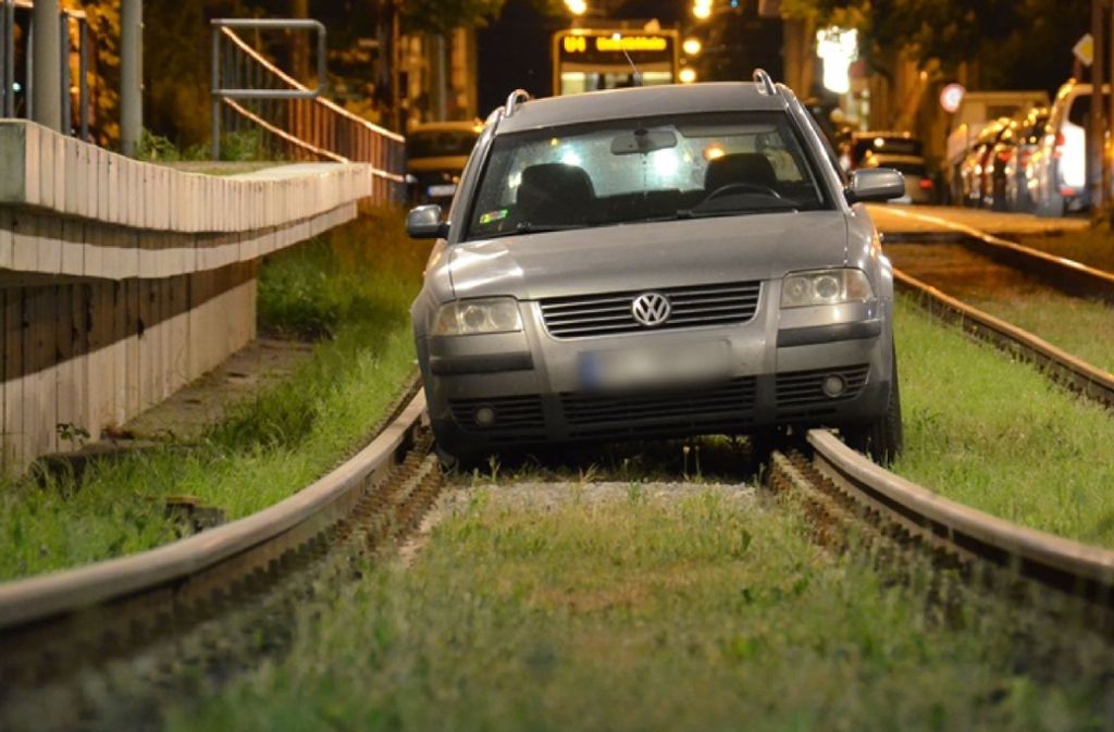 Ein 44-Jähriger ist in Stuttgart ins Gleisbett geraten.
