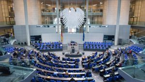 Die Abgeordneten des Bundestages haben der Regierung in der Pandemie Sonderrechte übertragen – nun wollen sie sie zumindest teilweise wieder zurückholen. Foto: imago images/Christian Spicker