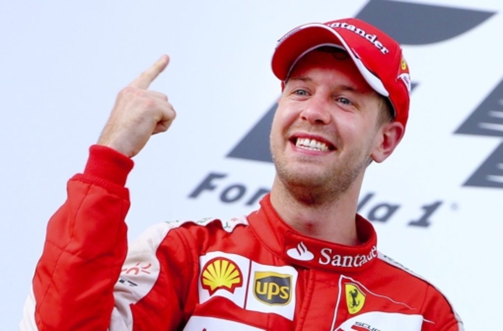 Der sichtlich gerührte Sebastian Vettel ist nach seinem Sieg mit Ferrari beim Großen Preis von Malaysia im Freudentaumel.
