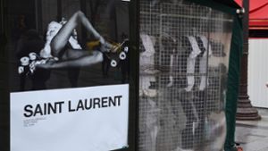 Die mittlerweile wieder abgehängten Plakate des Luxus-Modehauses Yves Saint Laurent sorgten mit ihren sexistischen Darstellungen für Aufsehen. Foto: AFP