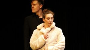 Dunkle Zweifel: Michael Ransburg als Hamlet und Laura Kaiser als Ophelia im Forum-Theater Foto: Theater