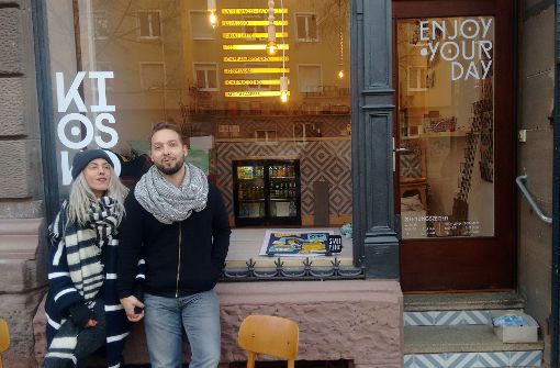 Anna Ruzas und Stoff Büttners Kiosko in den ehemaligen Räumen des Café MuK versorgt den Stuttgarter Westen zukünftig mit Kaffee, Knabbereien und Kippen. Foto: Springorum