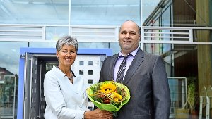 Blumen zur Begrüßung: Anita Kermisch beglückwünscht Ulrich Laumann zu seinem neuen Posten als Schulleiter. Foto: Werner Kuhnle