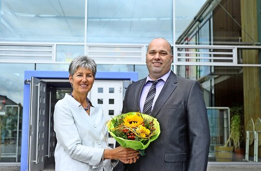 Blumen zur Begrüßung: Anita Kermisch beglückwünscht Ulrich Laumann zu seinem neuen Posten als Schulleiter. Foto: Werner Kuhnle