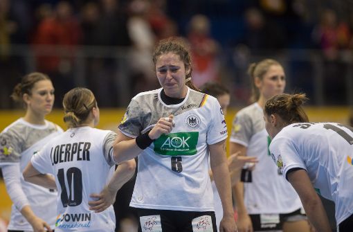 Bittere Tränen nach dem Aus: Die Ex-Göppinger Kreisläuferin Jenny Karolius und die deutschen Handballfrauen. Foto: dpa