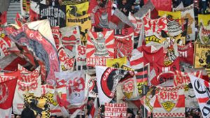 Am Samstag kam es im Vorfeld des Spiels zwischen Borussia Dortmund und dem VfB Stuttgart zu einem Polizeieinsatz, bei dem Hunderte VfB-Fans festgesetzt wurden. Foto: imago images/Sven Simon/Frank Hoermann / SVEN SIMON via www.imago-images.de