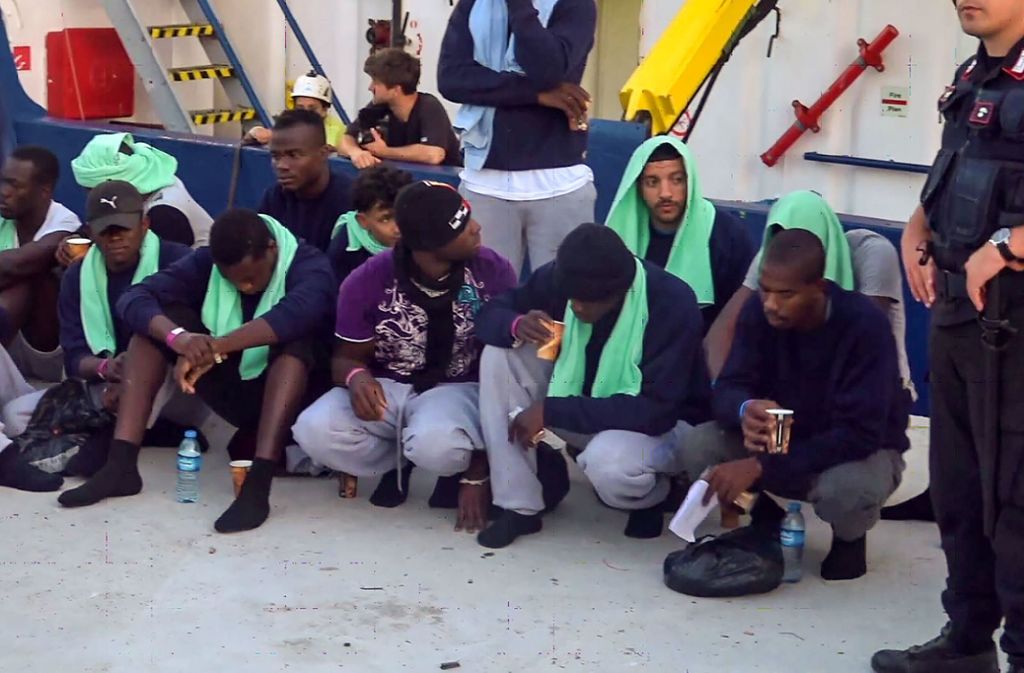 Flüchtlinge, die von der Sea Watch 3 gerettet worden sind, beim Verlassen des Schiffes.