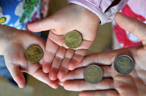 Während Kinder im Alter von sechs bis neun Jahren ein monatliches Taschengeld von 18,76 Euro bekommen, steigt die Summe bei den 10- bis 13-Jährigen auf knapp 35 Euro Foto: dpa