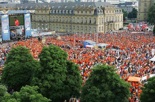 So war es 2006 bei der WM: Die Holländer tauchen den Schlossplatz in Orange Foto: /Kraufmann/Thomas Hörner