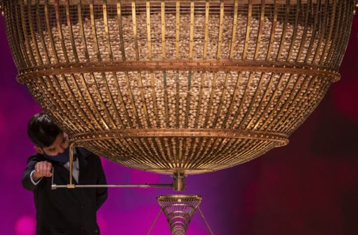 Eine Kugel mit einer Losnummer fällt aus einer riesigen Trommel im Madrider Opernhaus Teatro Real während der großen spanischen Weihnachtslotterie-Ziehung, bekannt als „El Gordo“ oder „Der Dicke“. Foto: AP/Bernat Armangue