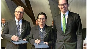 Bürgermeister Jan Trost (rechts) hat Monika Schreiber und Eberhard Hubrig die Bürgerplakette überreicht. Foto: Werner Kuhnle