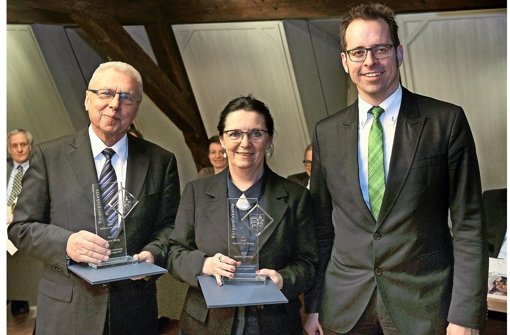 Bürgermeister Jan Trost (rechts) hat Monika Schreiber und Eberhard Hubrig die Bürgerplakette überreicht. Foto: Werner Kuhnle