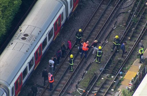 Nach dem Anschlag auf eine U-Bahn in London läuft die Suche nach den Tätern. Foto: AP