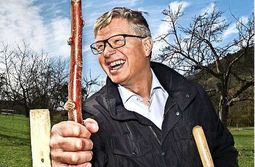 Der    Esslinger Landrat Heinz Eininger hat beim Pflanzen des Sonnenwirtsapfels selbst Hand angelegt und dabei sichtlich Spaß gehabt. Foto: Ines Rudel