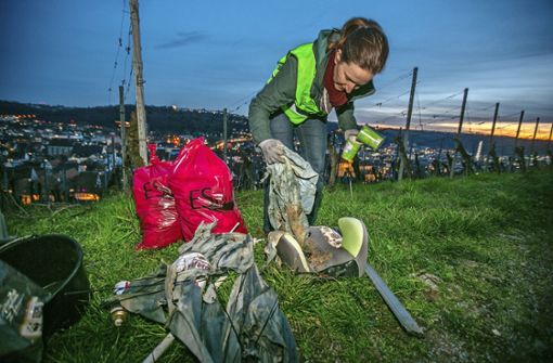 Christiane Klei sammelt Müll im Wengert an der Burg auf. Foto: Roberto Bulgrin