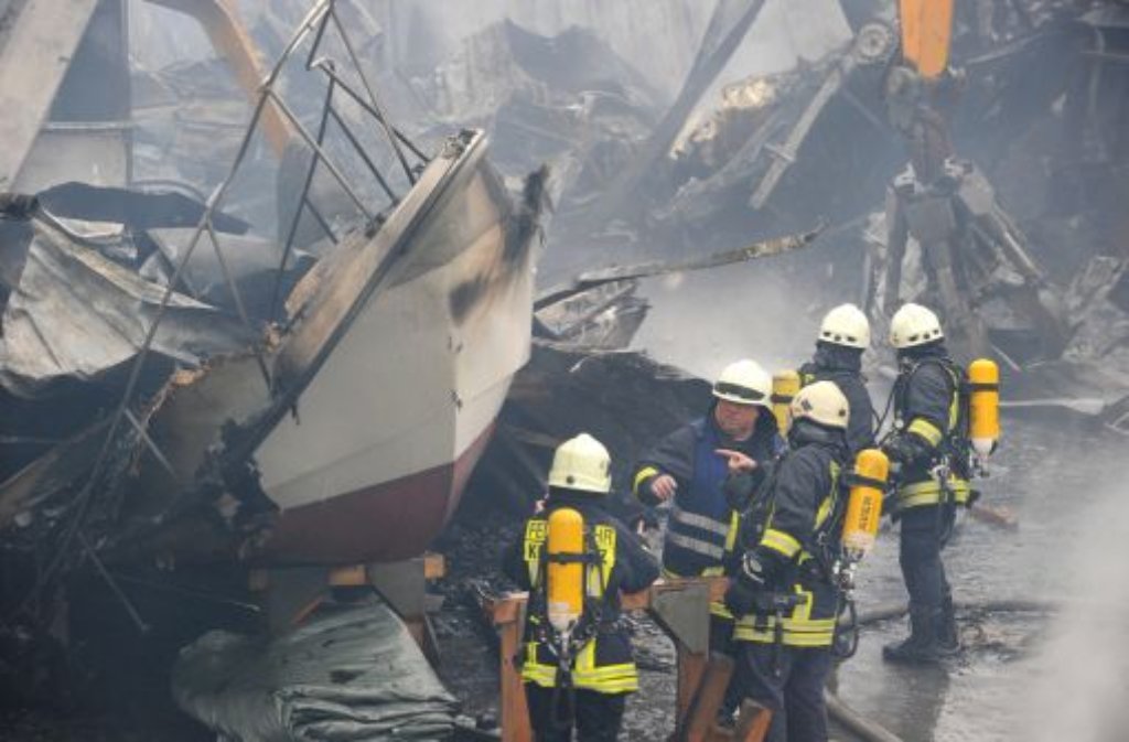 Mehrere Lagerhallen mit rund 50 Booten sind am Dienstagmorgen in Konstanz in Flammen aufgegangen - mehr als eine Million Euro Schaden. Die Polizei geht von Brandstiftung aus. Foto: dpa