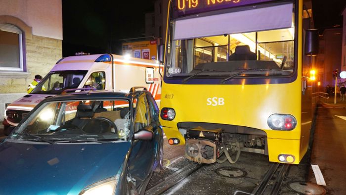 Stadtbahn und Auto krachen zusammen – zwei Verletzte