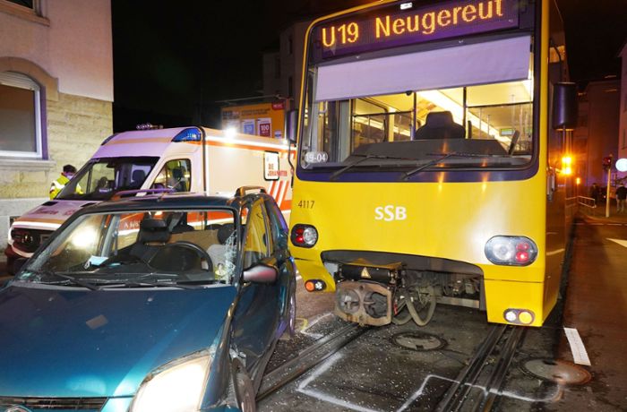 Unfall in Stuttgart: Stadtbahn und Auto krachen zusammen – zwei Verletzte