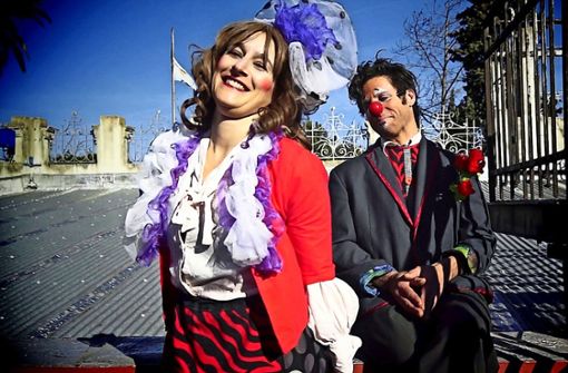 Das Straßenkunstfestival hat einen guten Ruf bei Artisten in der ganzen Welt: Die Akrobatin und Clownin Lucia Quiroga und der Musiker und Clown Mauricio Millikonsky beispielsweise  bringen ihre bunte Show aus Argentinien ins Göppinger Stadtzentrum. Foto: privat