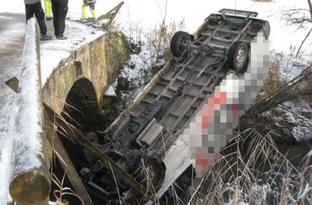 Ein 27-jähriger Transporterfahrer ist am Donnerstag mit seinem Fahrzeug im Bachbett der Aich gelandet.
