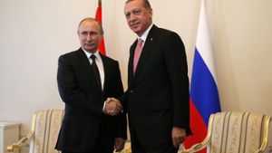 Russlands Präsident Wladimir Putin (links) hat am Dienstag den türkischen Präsidenten Recep Tayyip Erdogan in St. Petersburg empfangen. Foto: EPA