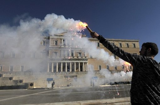 Den Protesten zum Trotz: Die griechische Regierung hat ein weiteres Reformpaket gebilligt. Vor dem parlament demonstrierten unter anderem Studenten gegen die Sparmaßnahmen im Bildungsbereich. Foto: dpa